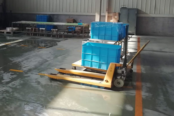 草莓色视频在线观看手动搬运车是车间厂房常备搬运工具